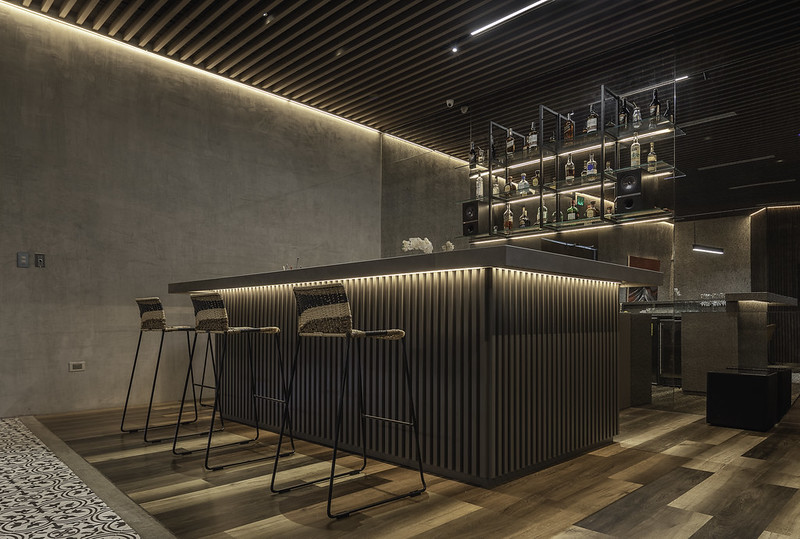 How to Achieve Spectacular Architectural Lighting 1 Iluminación del área de Bar, por Schallertech