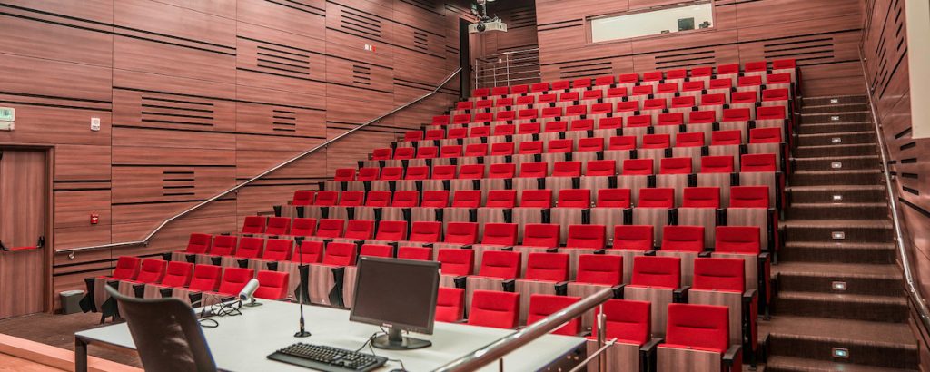 Sillas de teatro: tipos, ventajas y consejos prácticos 5 Auditorios BloqueK UniNorte por Schallertech