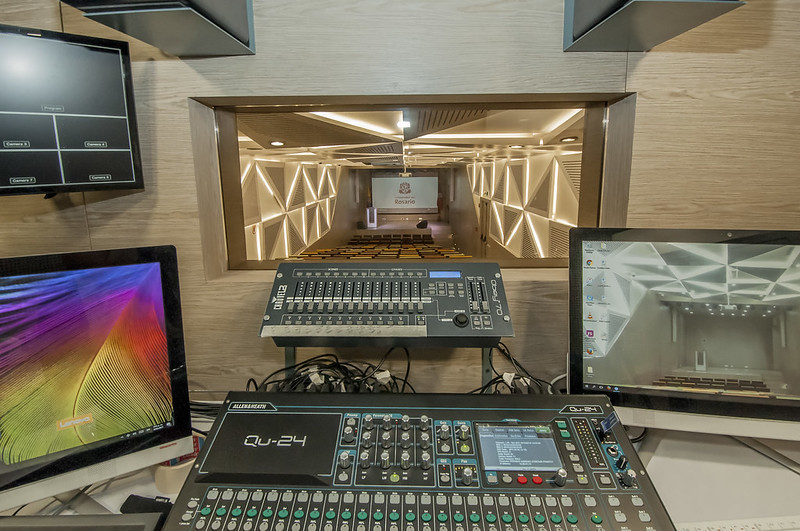 Todo lo que necesitas saber sobre las consolas Allen & Heat 1 Consola Allen & Heat Qu24 usada en el proyecto Auditorio Mutis de la Universidad del Rosario