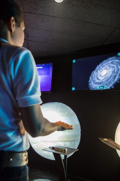 Estación interactiva: Navegando el universo con tu mano.