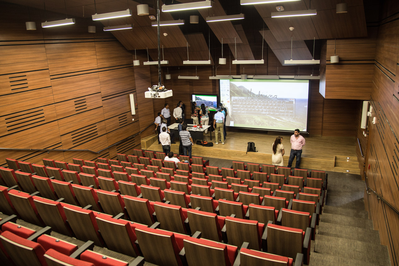 Auditorios Magistrales de UniNorte: Cómo Schallertech Creó un Espacio de Aprendizaje del Siglo XXI 5 Proyección Interactiva Auditorios Magistrales de la Universidad del Norte