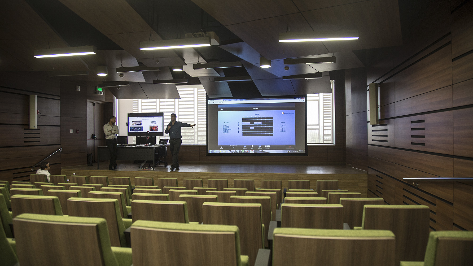 Auditorios Magistrales de UniNorte: Cómo Schallertech Creó un Espacio de Aprendizaje del Siglo XXI 1 Presentación de la solución a la Universidad del Norte.