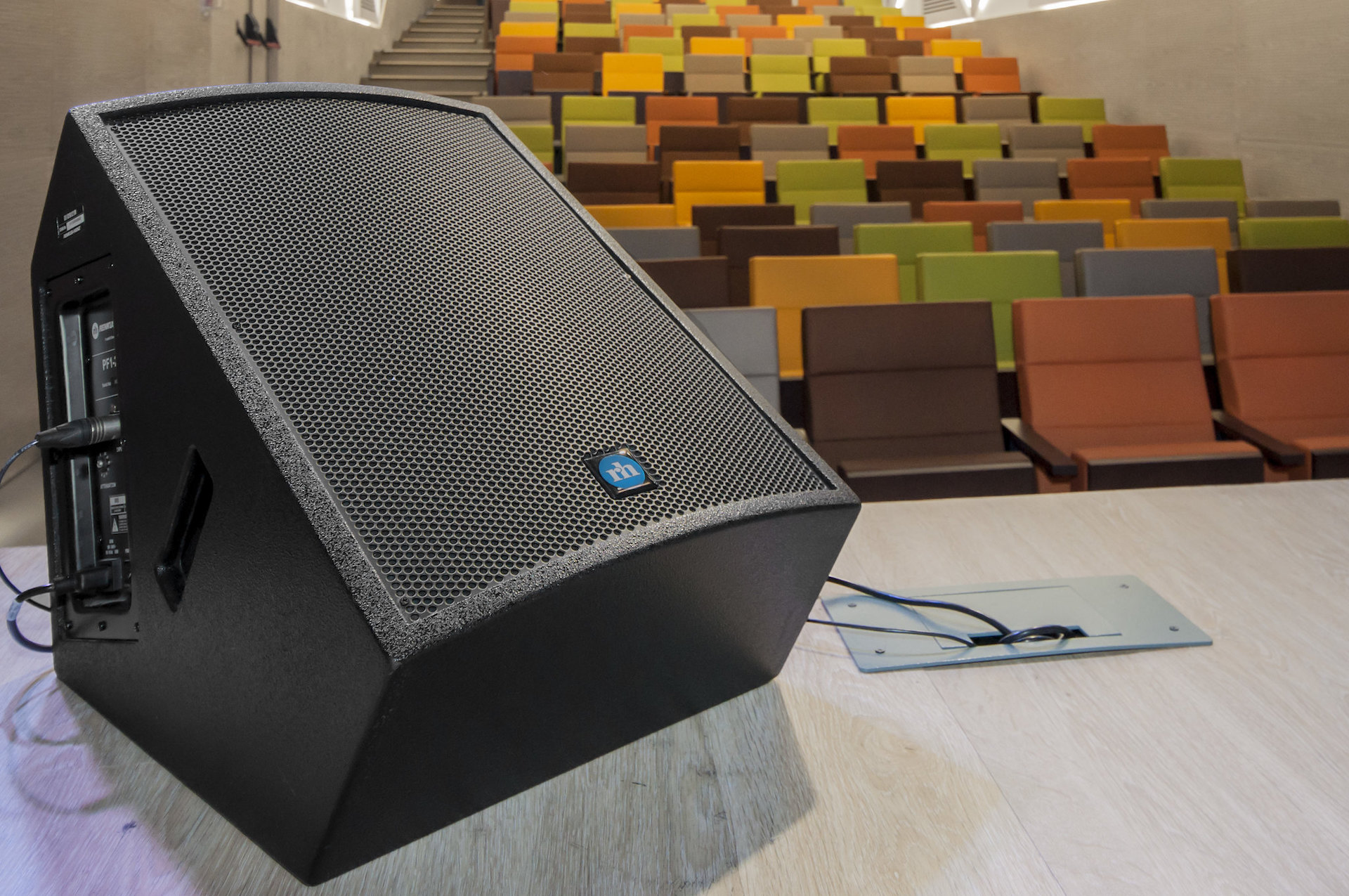 Mutis Auditorium at Rosario University. The Greatest Acoustic Challenge We Have Faced. 18 Monitor de Retorno Renkus-Heinz en el Auditorio Mutis de la Universidad Del Rosario