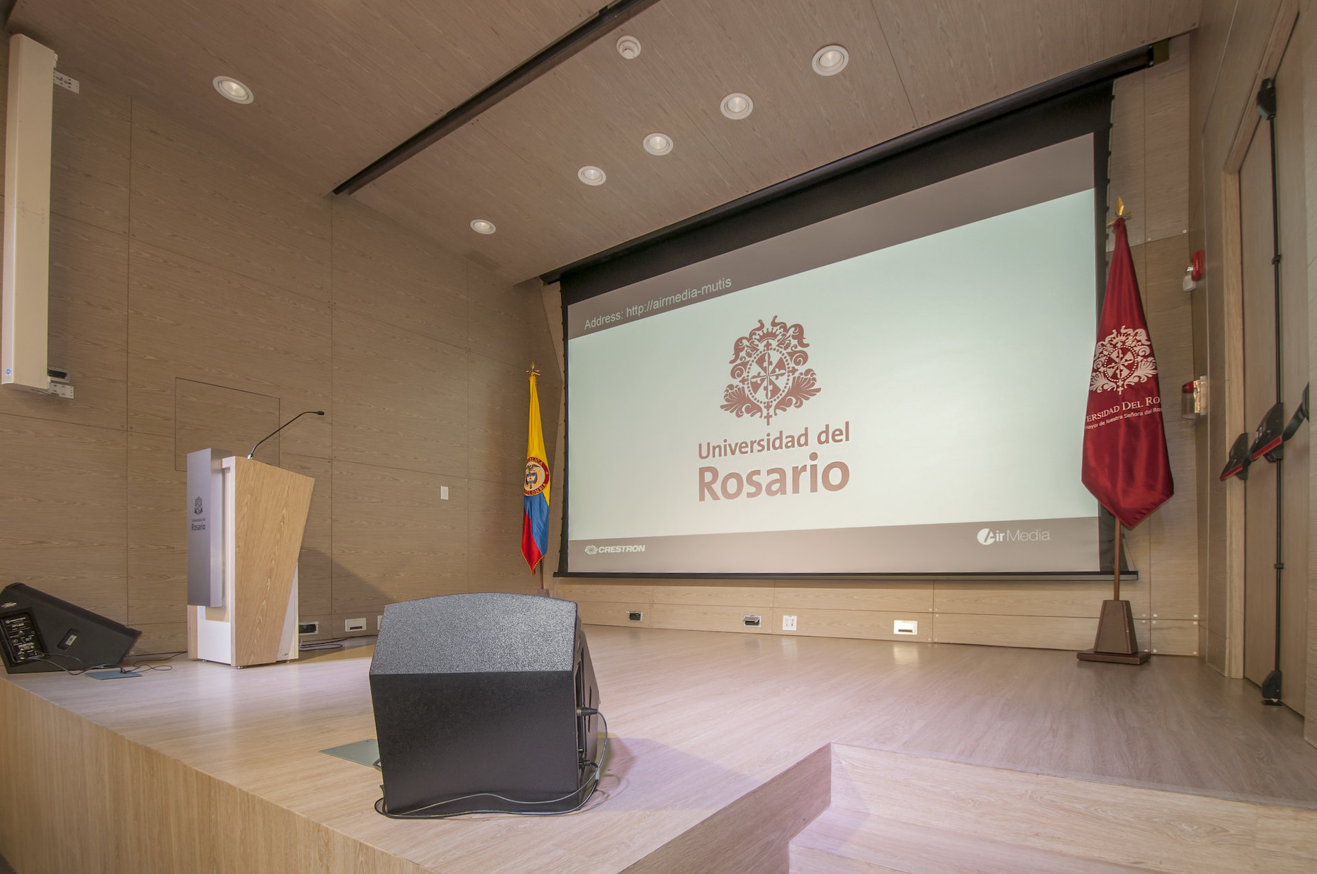 Mutis Auditorium at Rosario University. The Greatest Acoustic Challenge We Have Faced. 17 Telón de proyección, atril y parlantes Renkus-Heinz en el Auditorio Mutis de la Universidad Del Rosario
