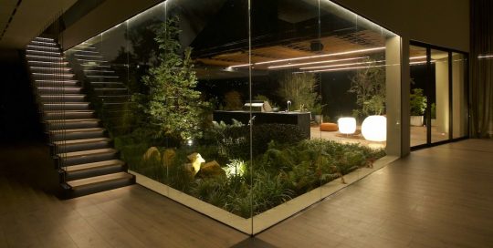 Iluminación arquitectónica alto nivel jardín interior