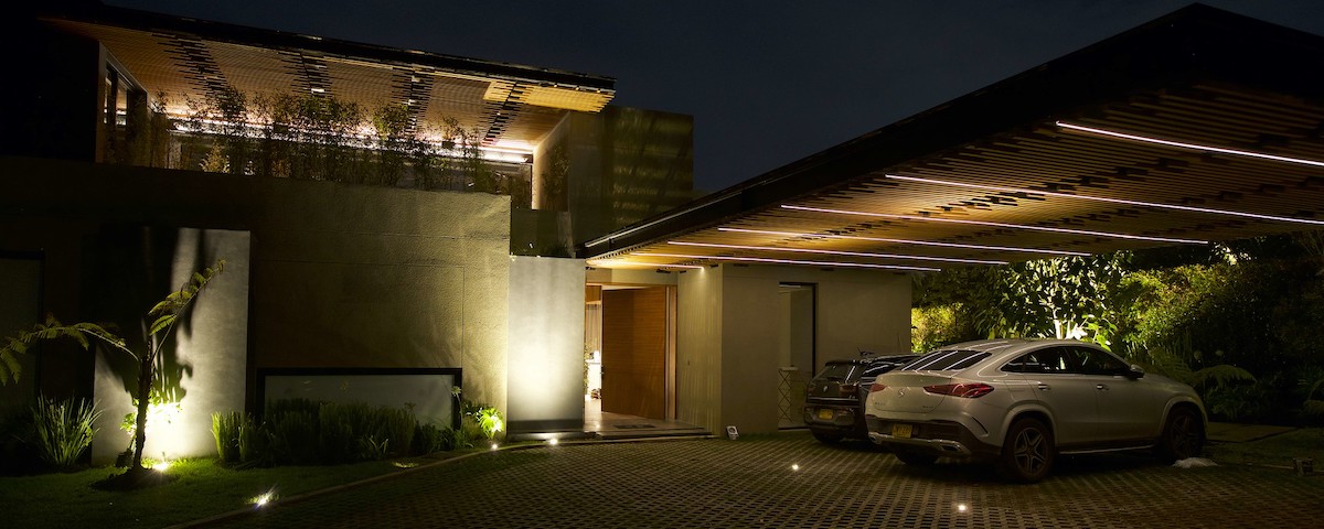 Iluminación arquitectónica frente de casa campestre
