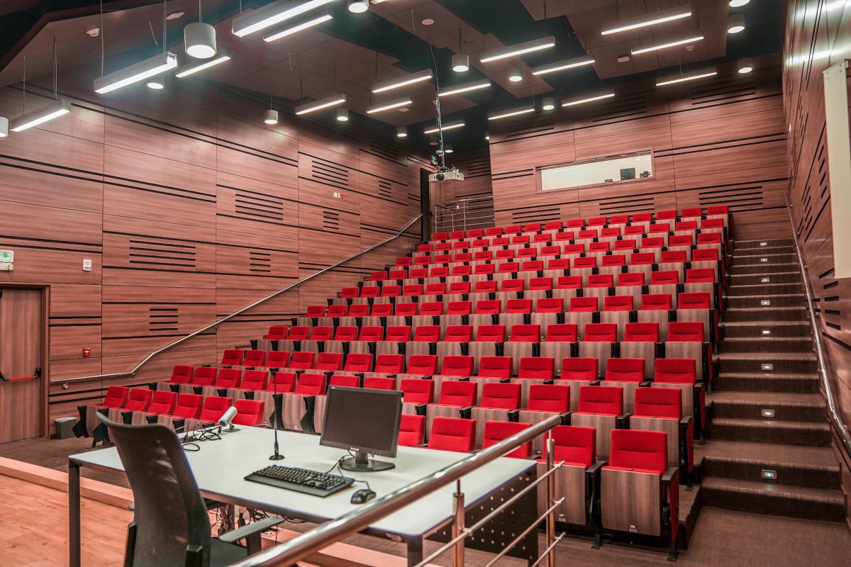 Auditorios Magistrales de la Universidad del Norte Escritorio del profesor Auditorios Magistrales de la Universidad del Norte
