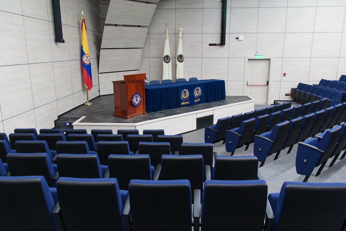 Selección de asientos e impacto en la Isóptica de Teatros y Auditorios 3 Sillas azules reclinables de auditorio
