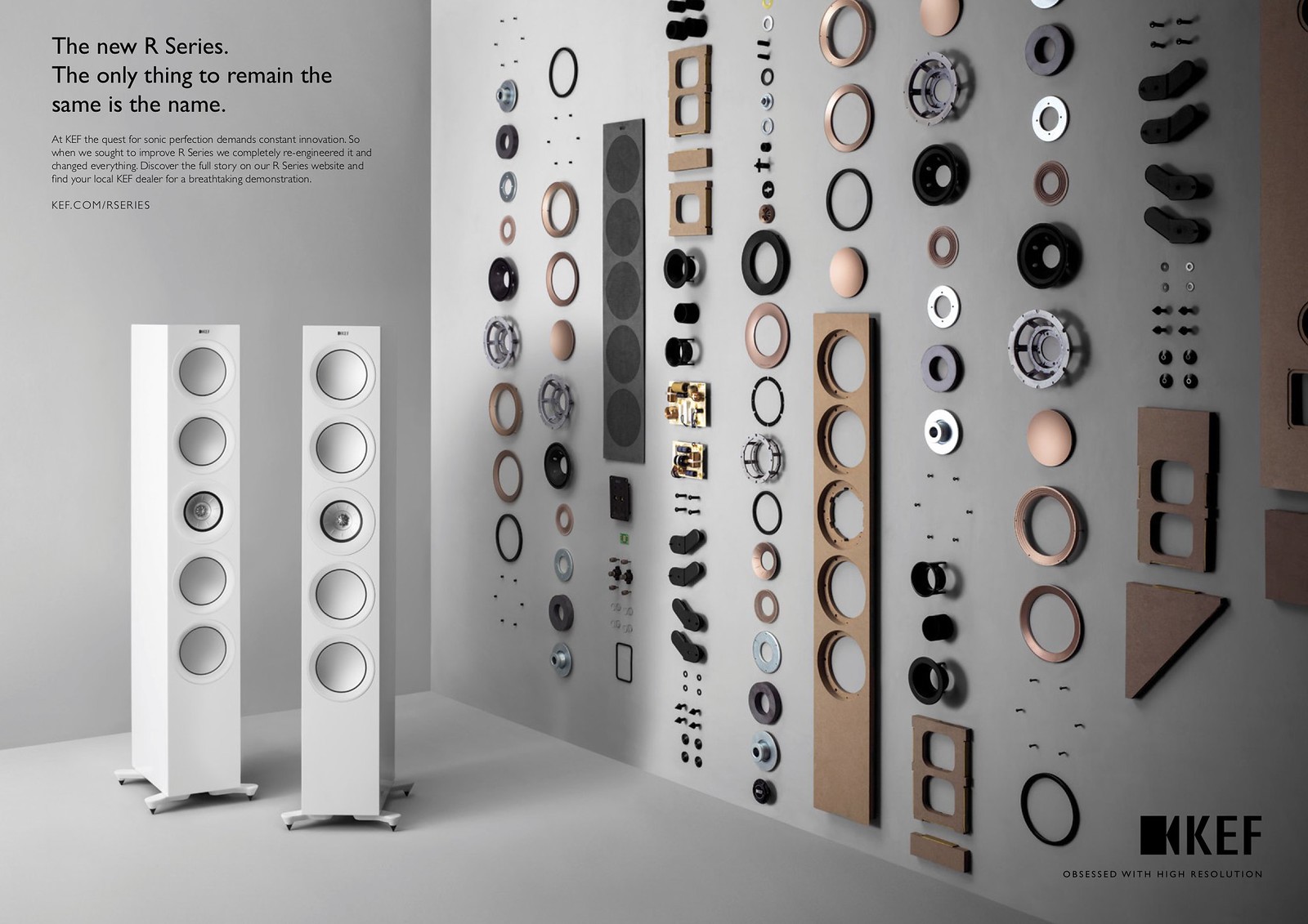 Explore the Superior Sound of KEF In Ceiling Ci Series Today 3 Two tall, white KEF R Series speakers and a display of various speaker components on a light grey wall, perfect for an article on superior sound experiences. Dos altavoces altos y blancos de la serie R de KEF y una exhibición de varios componentes de altavoces en una pared gris claro, perfecta para un artículo sobre experiencias de sonido superiores.