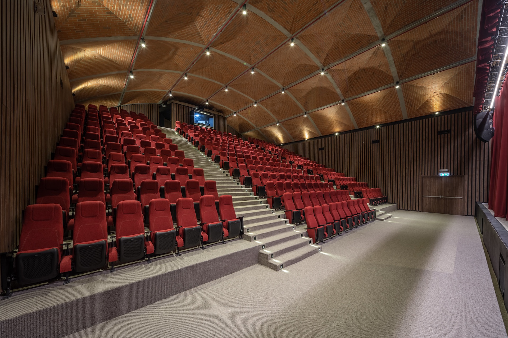 Paredes alistonadas acústicas en el proyecto fábrica de cultura