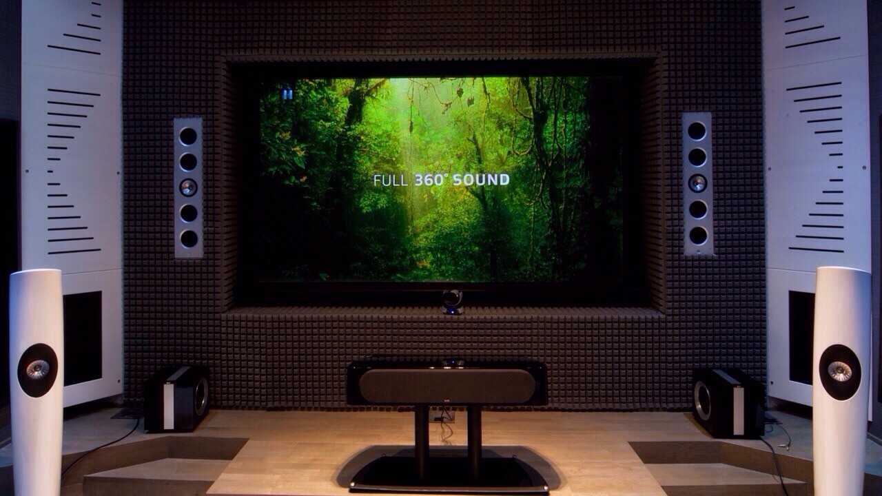 Advanced home theater system with surround sound, perfect for an article on ‘Psychoacoustics: Decoding Sound’s Impact on Mind and Health’. Sistema de cine en casa avanzado con sonido envolvente, perfecto para un artículo sobre ‘Psicoacústica: Descifrando el impacto del sonido en la mente y la salud’.