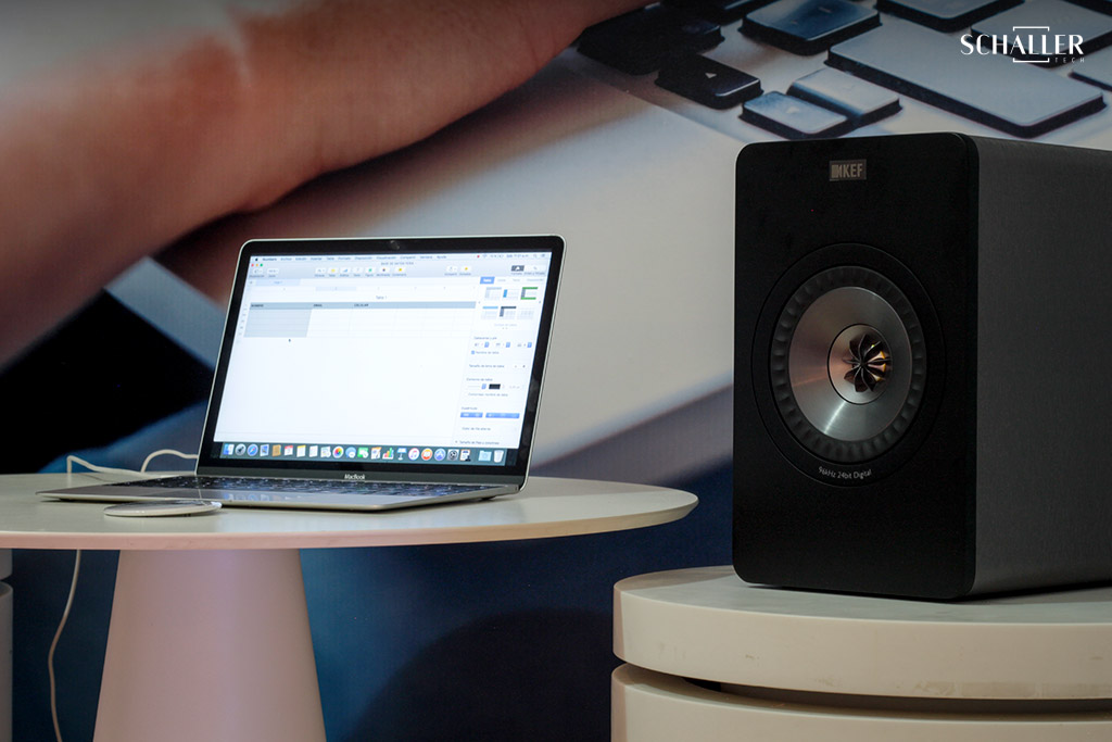 Deep Bass Secrets: Maximize Your Subwoofer Performance 1 Laptop and KEF speaker on a white table, perfect for an article on ‘Deep Bass Secrets: Maximize Your Subwoofer Performance’. Portátil y altavoz KEF en una mesa blanca, perfecto para un artículo sobre ‘Secretos de Bajos Profundos: Maximiza el Rendimiento de Tu Subwoofer’.