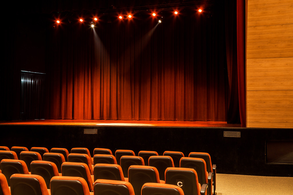 Mejorando Teatros: Diseño Arquitectónico de Iluminación para las Artes Escénicas 3 La serena atmósfera de un teatro vacío, esperando la emoción de una actuación.