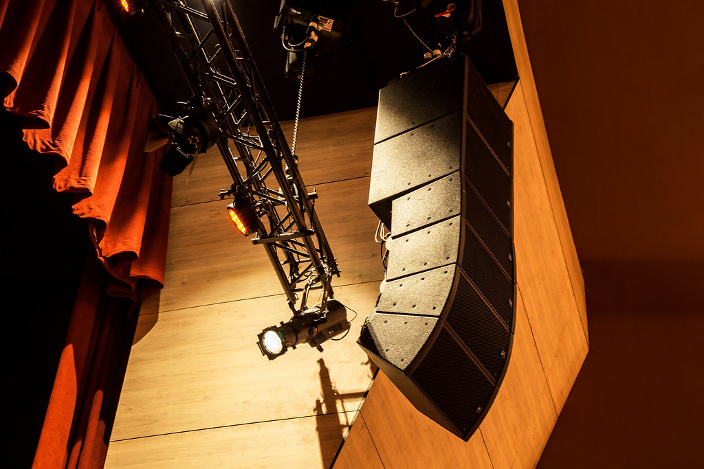 Guía para Principiantes sobre la Selección de Amplificadores: Encuentra tu Combinación Perfecta 1 Altavoces de audio profesionales colgando del techo de un teatro, perfecto para principiantes que exploran la selección de amplificadores. Experiencia del poder del sonido con estos altavoces de audio profesionales, suspendidos del techo de un teatro.