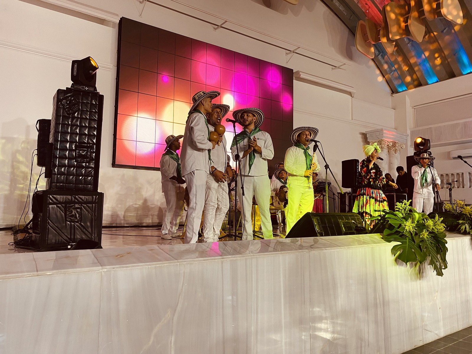 Performers on a stage with vibrant lighting and a digital backdrop, embodying the essence of audiovisual design for memorable events and shows. Artistas en un escenario con iluminación vibrante y un fondo digital, encarnando la esencia del diseño audiovisual para eventos y espectáculos memorables.