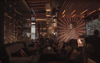 Optimizing Restaurant Acoustics: Strategies for Soundproofing and Ambiance 11 Modern restaurant interior with soundproof wooden wall panels, cozy seating, and ambient lighting, optimized for an article on ‘Optimizing Restaurant Acoustics: Strategies for Soundproofing and Ambiance’. Interior de restaurante moderno con paneles de pared de madera para insonorización, asientos acogedores e iluminación ambiental, optimizado para un artículo sobre ‘Estrategias para la insonorización y el ambiente en la optimización de la acústica de los restaurantes’.