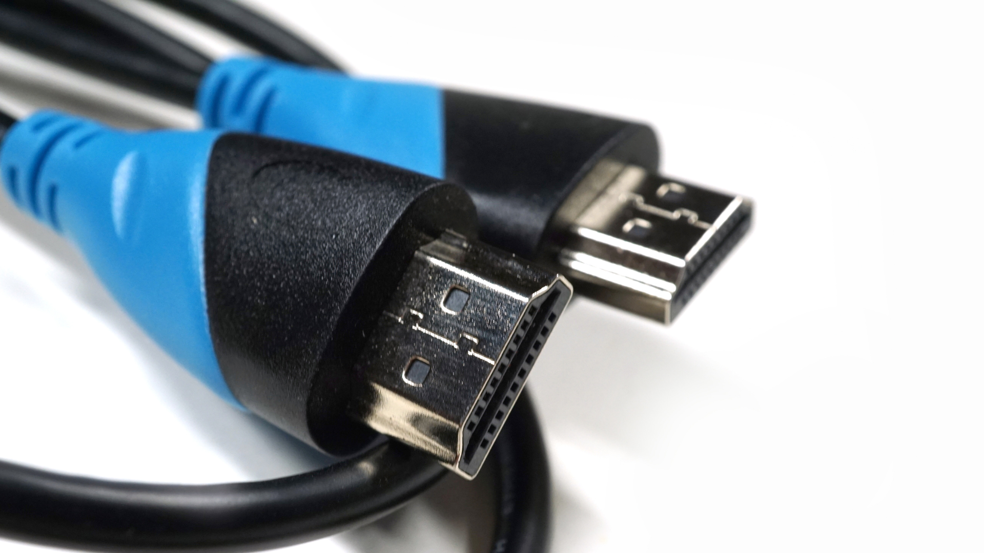 Ultimate Guide to HDMI Video Switches: Setup, Tips & Updates 1 Black HDMI and USB cables against a white background, optimized for an article on HDMI video switches. Cables HDMI y USB negros contra un fondo blanco, optimizado para un artículo sobre conmutadores de video HDMI.