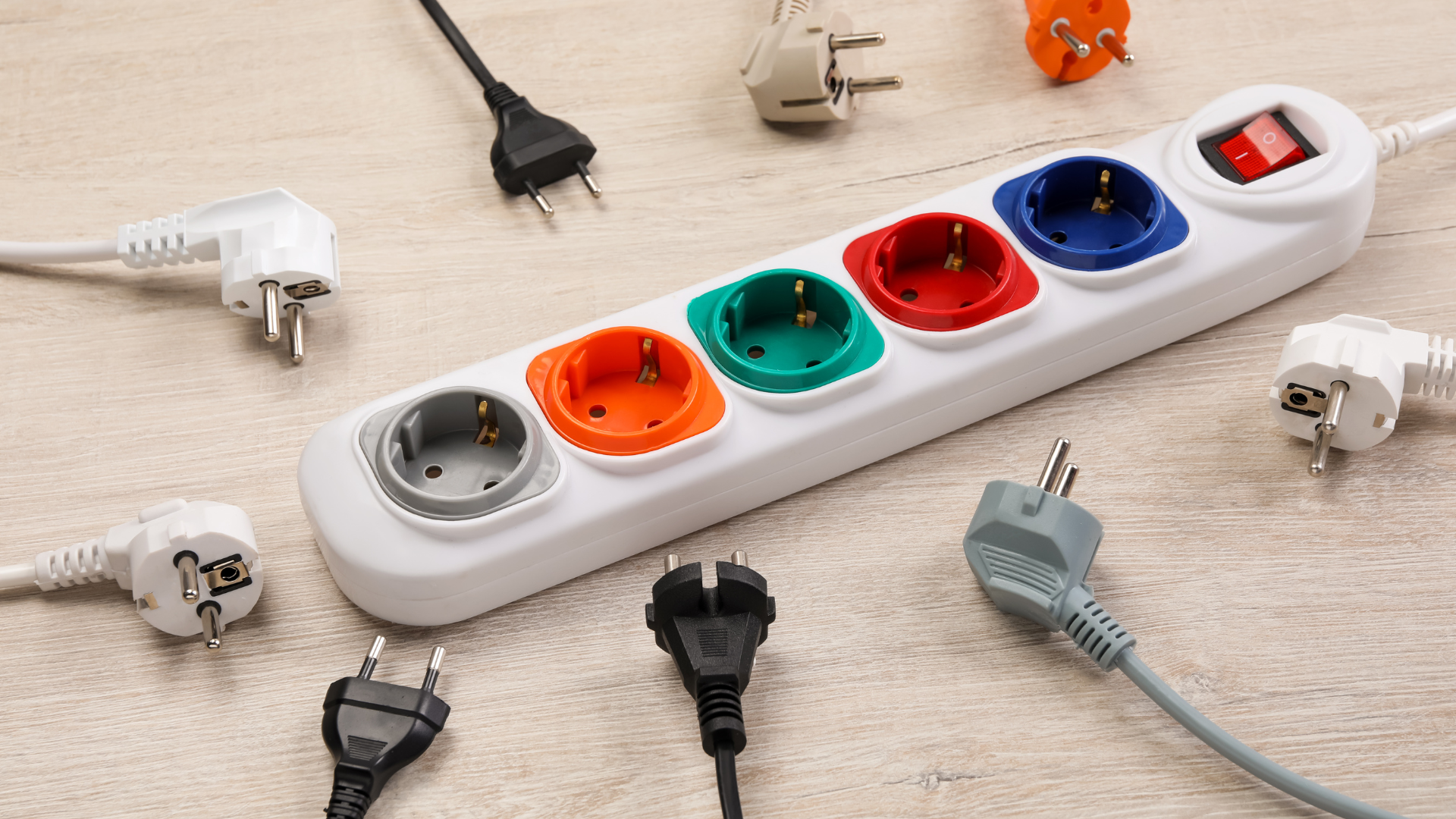 Maximizing USB Cable Range: Extending Distances Effectively 3 Close-up of a multi-colored power strip with various types of plugs scattered around, illustrating the concept of extending USB cable range for the article ‘Maximizing USB Cable Range: Extending Distances Effectively’. Primer plano de una regleta de alimentación multicolor con varios tipos de enchufes esparcidos alrededor, ilustrando el concepto de extender el alcance del cable USB para el artículo ‘Maximizando el Alcance del Cable USB: Extendiendo Distancias Efectivamente’.