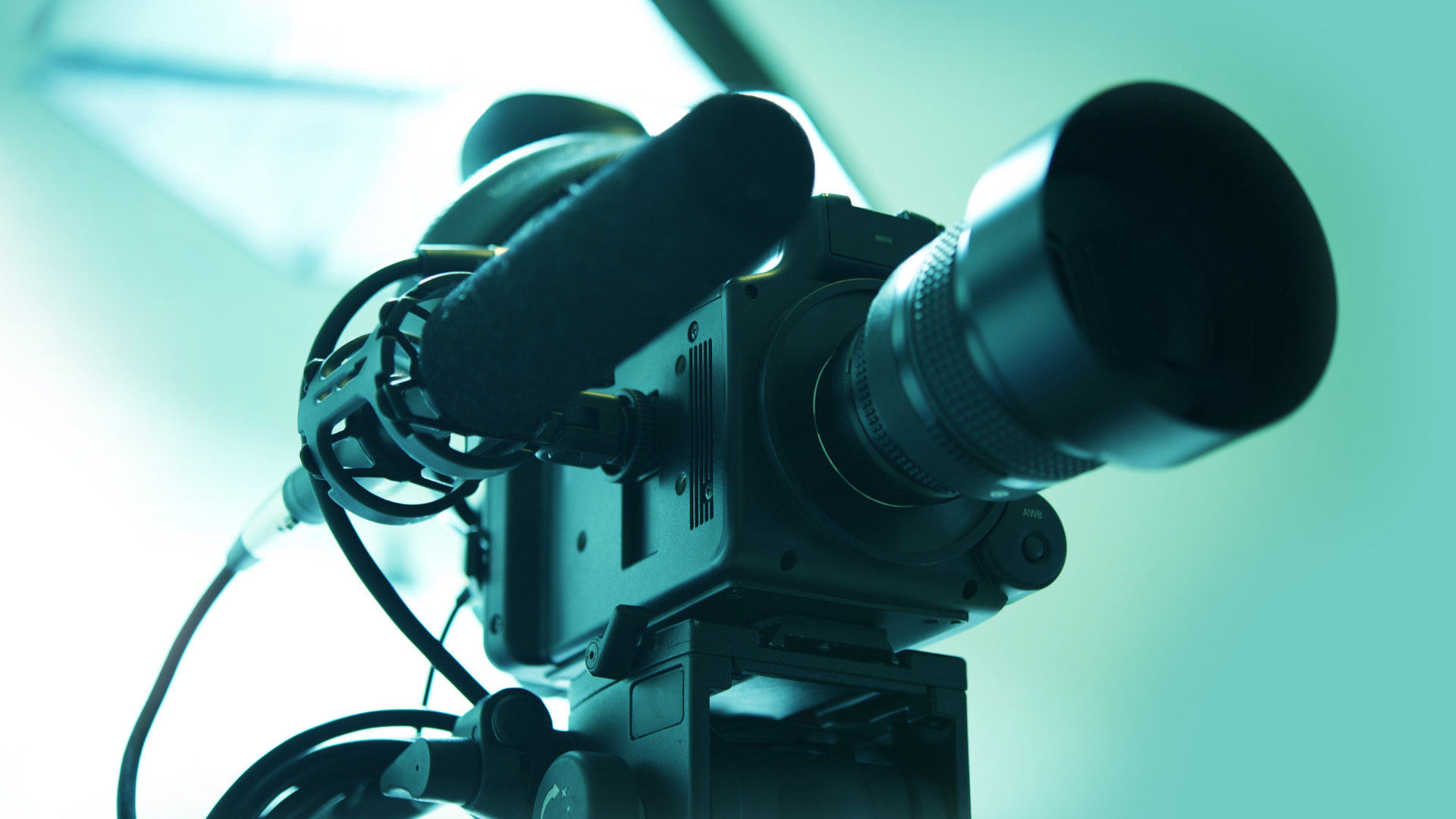 Tecnología HD-BaseT: Revolucionando la Transmisión de Alta Definición 3 Primer plano de una cámara de video profesional con un micrófono, ilustrando el concepto de transmisión de alta definición para el artículo ‘Tecnología HD-BaseT: Revolucionando la transmisión de alta definición’.