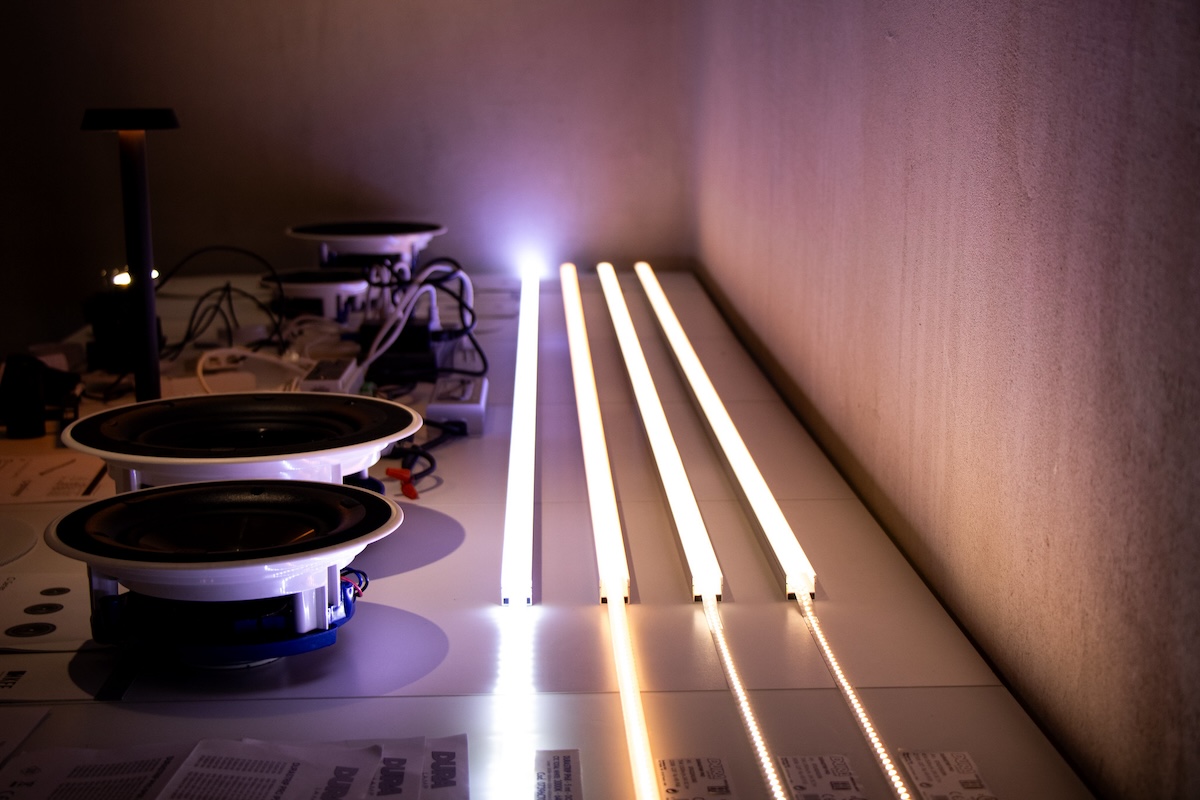 Difference between color temperature on led strips at our Lighting lab. Demostración de temperatura de color en diferentes cintas led en el laboratorio de Design Lab.