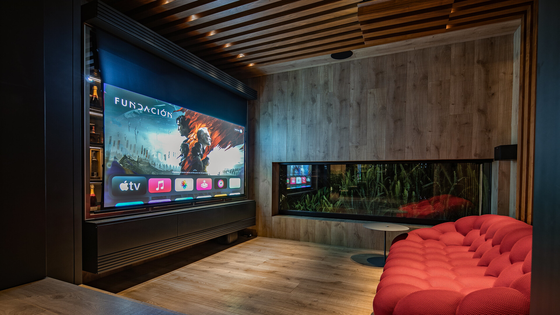 Revolucionando el Entretenimiento en el Hogar: El Futuro de la Automatización A/V". 3 Sala adaptable con tecnología de audio y video y proyector.
