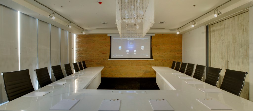 Sala de juntas con telón motorizada y proyector