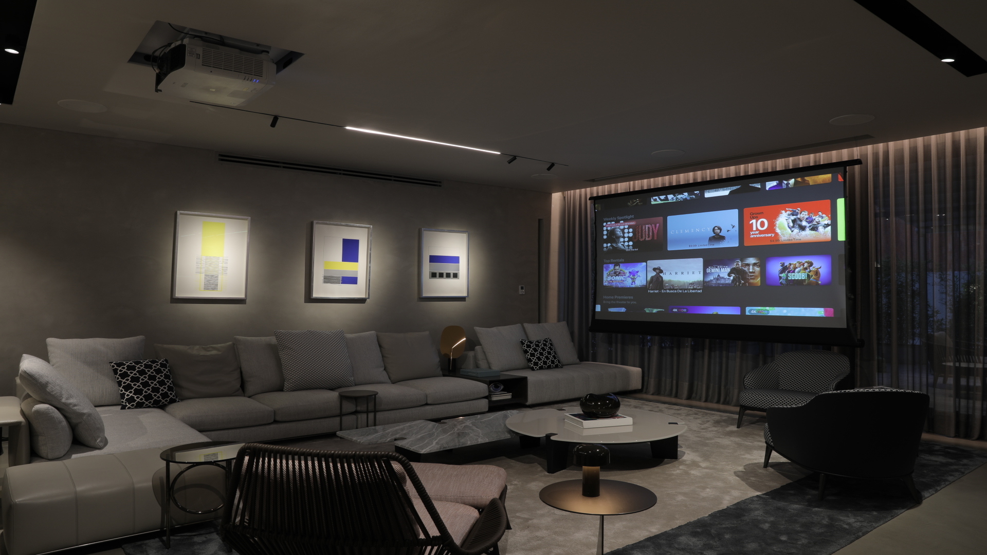 Revolucionando el Entretenimiento en el Hogar: El Futuro de la Automatización A/V". 1 Sala de estar con dispositivo de entretenimiento.
