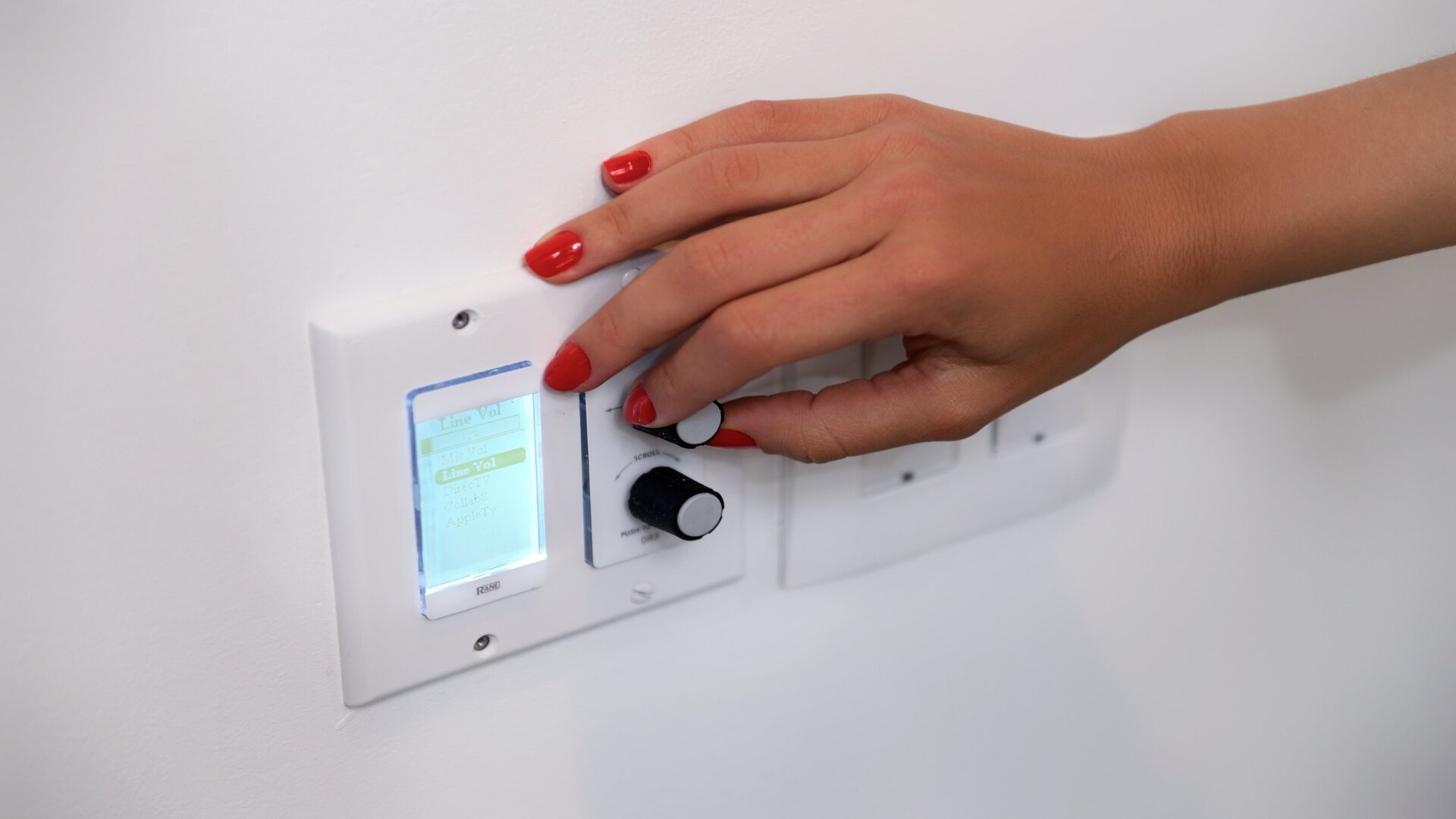Optimizando el confort en el hogar: Interfaces de usuario y controles en la automatización del hogar. 3 DSC 3241 - DesignLab By Schaller
