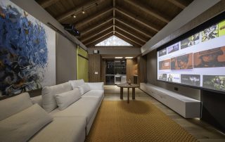 Sala de entretenimiento con proyector e iluminación.
