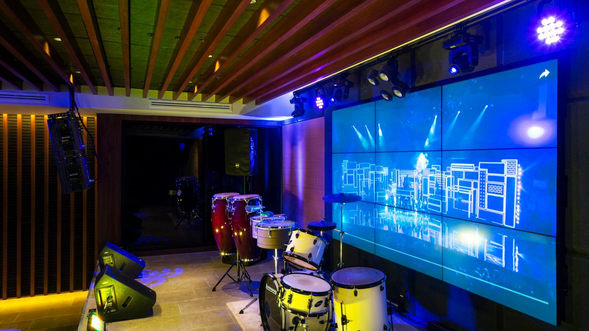 Casa PC: Design, Entertainment, and Technology 52 Casa PC