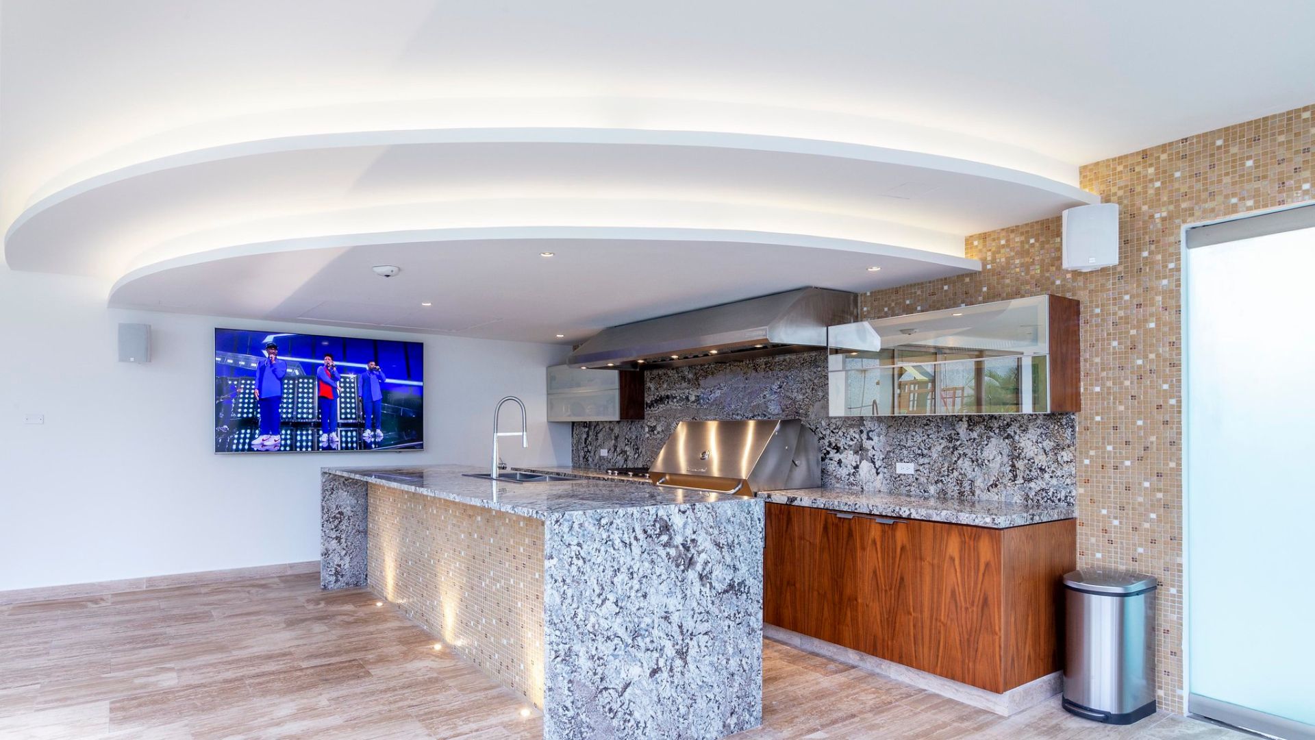 Casa PC: Design, Entertainment, and Technology 53 Casa PC